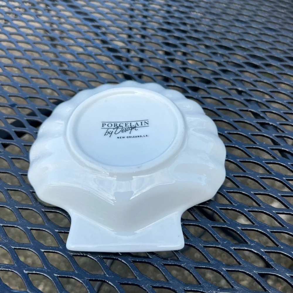 Porcelain soap dish